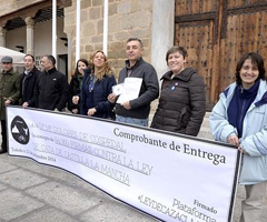  Piden con 94.360 firmas la retirada de la Ley de Caza de Castilla-La Mancha